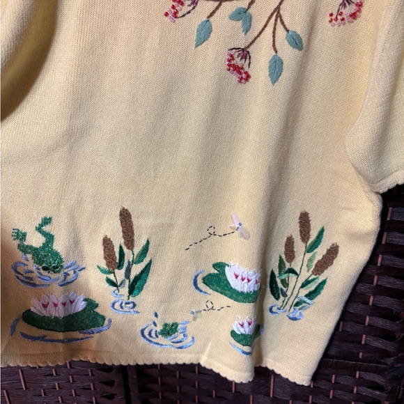 Alfred Dunner Woman 1X Yellow Embroidered Frog Lily Pad Pond Scene Knit Sweater - Picture 2 of 5